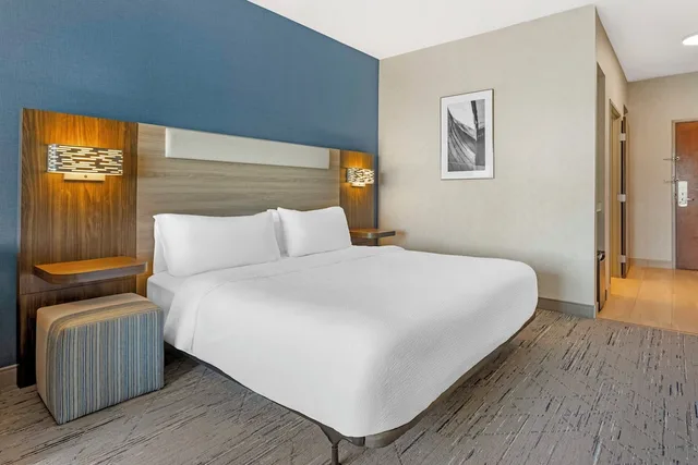 غرفة قياسية بسرير كينج بإطلالة على المدينة، Holiday Inn Express Hotel Suites Astoria 4/10