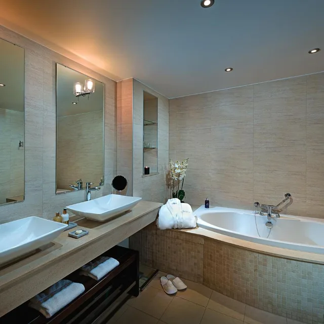 جناح جونيور، The Savoy Hotel 2/3