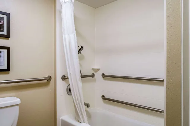 غرفة بسرير كينج لذوي الإعاقة، Comfort Inn and Suites At Copeland Tower 2/2