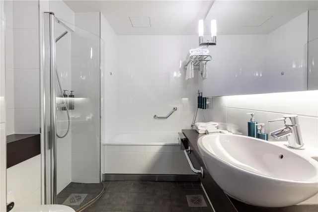 جناح جونيور بسرير كينج بإطلالة جزئية على البحر، Hilton Helsinki Kalastajatorppa 3/4