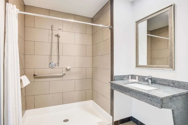 غرفة بسرير كوين لذوي الإعاقة، Days Inn by Wyndham Watertown Fort Drum 2/2