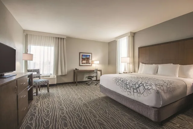 غرفة بسرير كينج لذوي الإعاقة، La Quinta Inn Suites By Wyndham Kingman 2/5