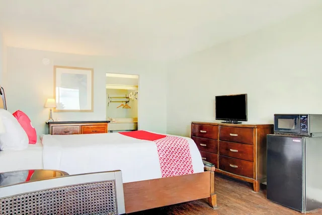 غرفة بسرير كينج، OYO Hotel Dundee By Crystal Lake 4/8