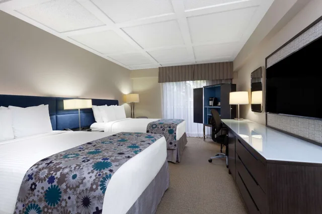 غرفة بسريرين مزدوجين بإطلالة على المسبح لذوي الإعاقة، Wyndham Boca Raton 1/4
