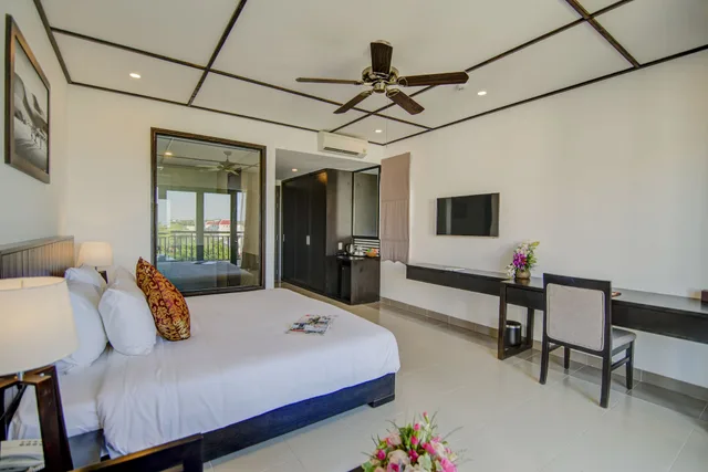غرفة ديلوكس بسرير كينج بشرفة، White Lotus Hotel Hoian 4/8