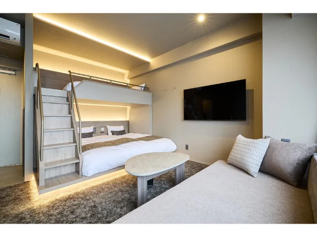 غرفة بسرير بطابقين وثلاثة أسرّة مع أريكة، Fav Hotel Kagoshima Chuo 1/1
