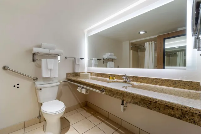 Room, Queen Bed, Bathtub, Accessible, Best Western Plus Oak Harbor Hotel & Conference Center 5/6