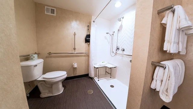Suite, 2 Queen Beds, Accessible, Holiday Inn And Suites Philadelphia W Drexel Hill 5/5