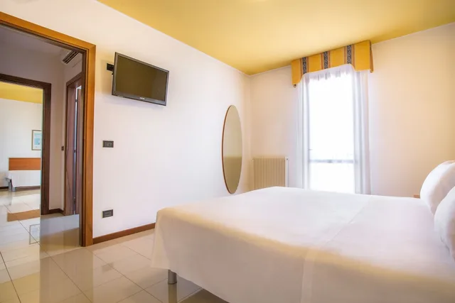 غرفة تنفيذية بسرير كينج مع أريكة بمنطقة جلوس، Best Western Titian Inn Hotel Venice Airport 2/5