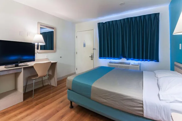 غرفة بسرير كوين لذوي الإعاقة، Motel6 Green River, UT 3/7