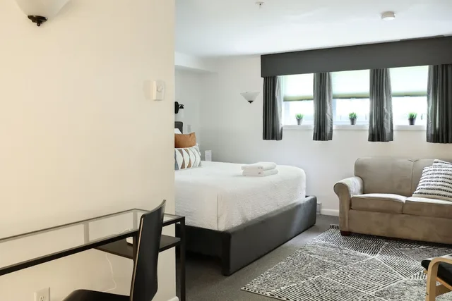 Basement, Studio, King Bed, Sofa، The Beverly 3/7