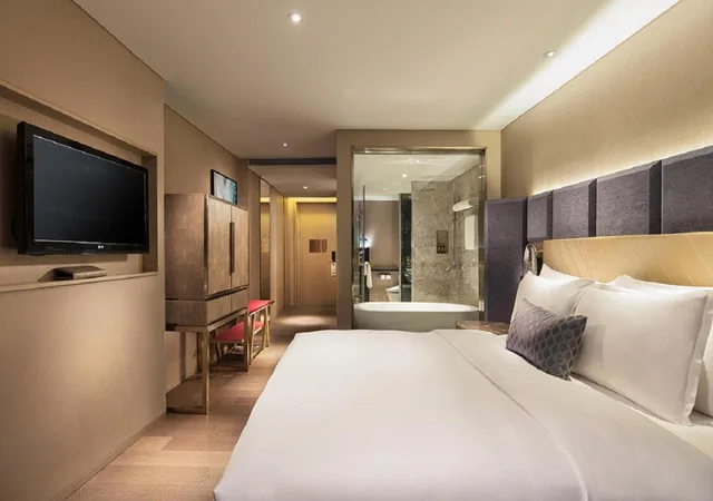 غرفة ديلوكس بسرير كوين بإطلالة على البحر، Grand Bay Hotel Zhuhai 1/3