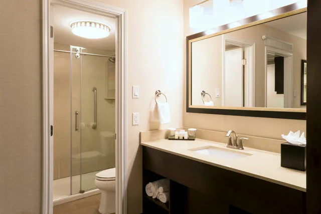 غرفة بسرير كينج وسريرين كوين لذوي الإعاقة، Embassy Suites - Corpus Christi 1/2