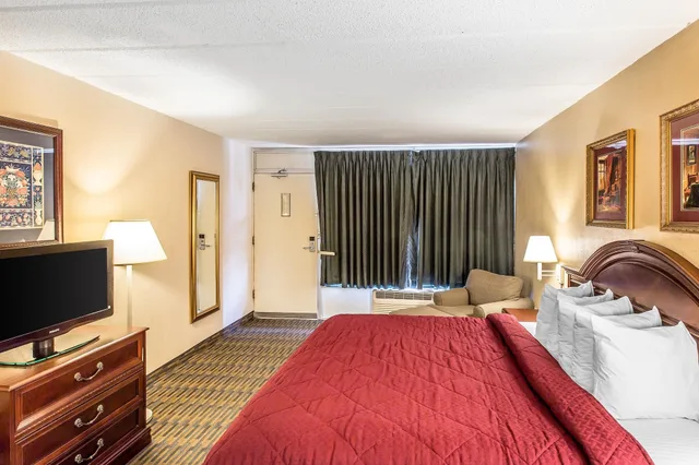 Standard, King Bed, Quality Inn & Suites Easley - Greenville 2/6