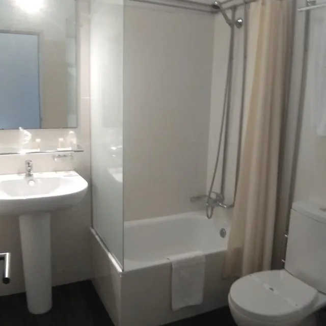 غرفة ثلاثية، Universal Hotel 3/4