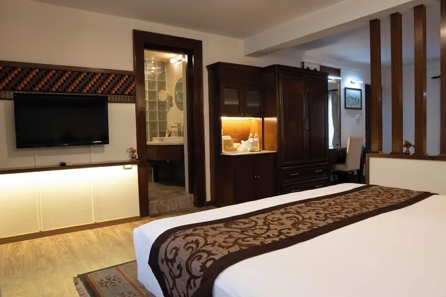 Family, Queen Bed, Kitchen, Ground Floor, Maya Manor Boutique Hotel By Kgh Group 5/10