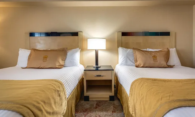 غرفة قياسية بسرير كينج وسريرين كوين، Monte Carlo Inns And Suites Downtown Markham 10/10