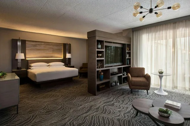 جناح تنفيذي بسرير كينج مع أريكة، Melville Marriott Long Island 1/3