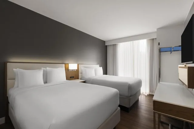 جناح بسريرين مزدوجين مع أريكة بمنطقة جلوس بمطبخ صغير، Best Western Premier Empire State Hotel 1/2