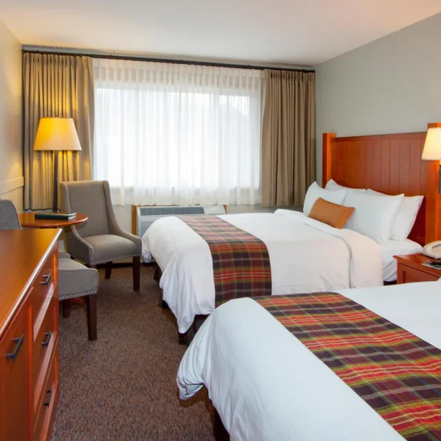 غرفة بسرير كينج وسريرين كوين، WHISTLERS INN 1/8