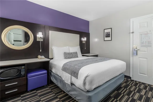 غرفة بسرير كوين، Surestay Hotel By Best Western Beverly Hills West 3/8