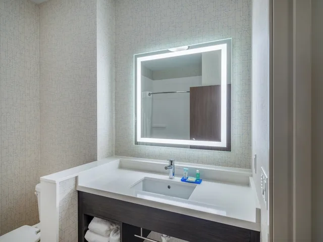 غرفة قياسية بسرير فردي، Holiday Inn Express and Suites Watertown 3/4