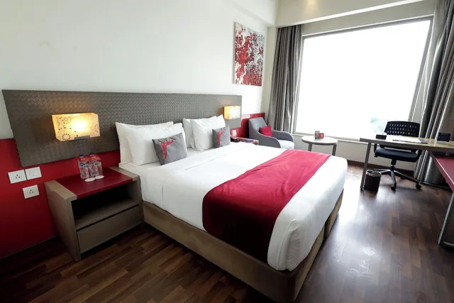 غرفة بسرير كوين للمدخنين، Ramada by Wyndham Lucknow Hotel and Convention Center 2/6