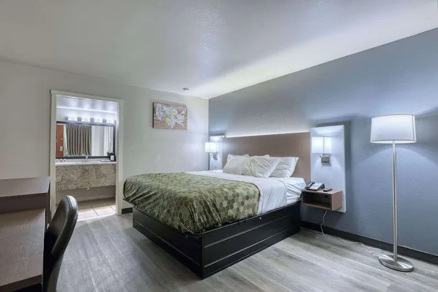 غرفة قياسية بسرير كينج، Econo Lodge Neenah 4/10