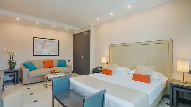 جناح جونيور، Hotel Excelsior 2/4