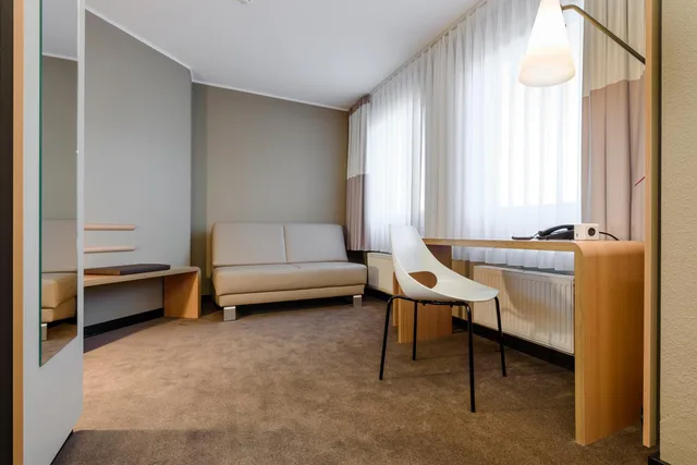 Superior, Double Bed, Riverside, Sofa, Ibis Frankfurt Centrum 5/9