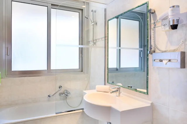 غرفة سوبيريور بسرير كينج وسرير فردي بشرفة، Best Western Hotel Mediterranee Menton 6/6