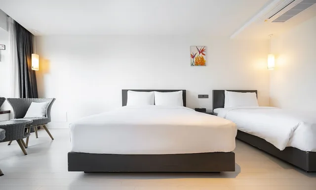 Bridge, Cruise, Ocean, Twin Beds, 1 Double and 1 Single Bed, Pool Access، Hotel Haven 2/7
