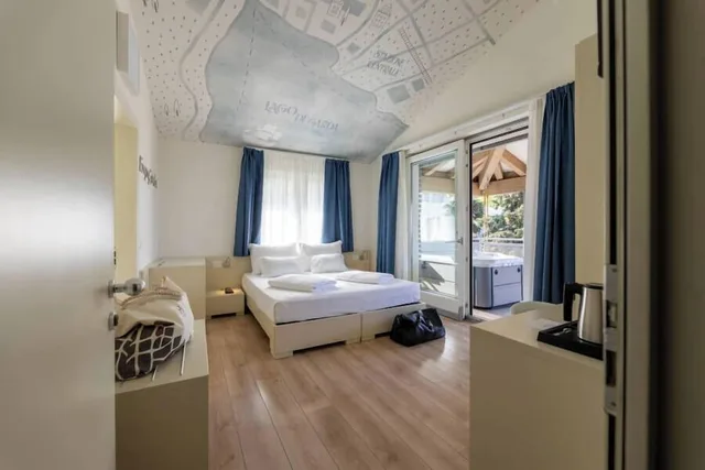 غرفة ديلوكس بإطلالة على البحيرة بجاكوزي، Seele Garda Hotel 4/4