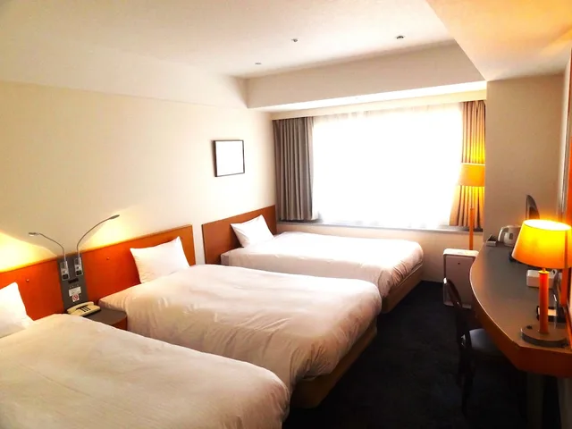 غرفة ثلاثية كبيرة بسريرين منفصلين مع سرير سحّاب إضافي، Yokohama Techno Tower Hotel Famiel 1/5