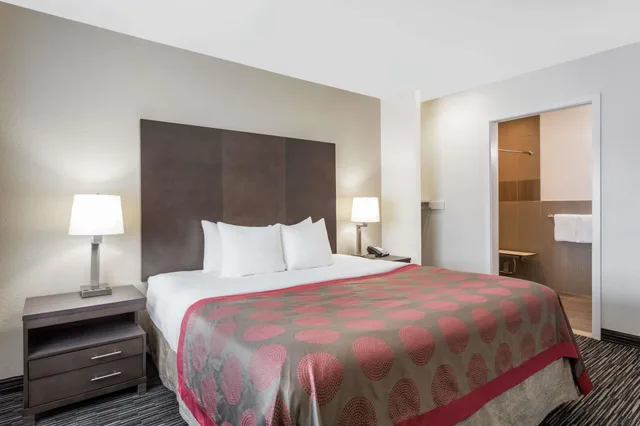 غرفة بسرير كينج لذوي الإعاقة، Ramada By Wyndham Monterey 2/3