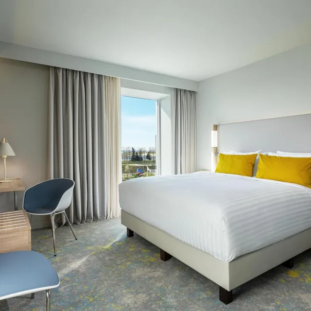 غرفة قياسية بسرير كينج، Courtyard by Marriott Paris Charles de Gaulle Central Airport 1/10