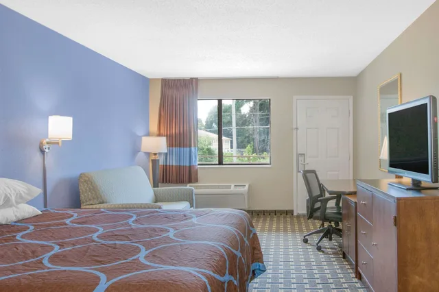 Room, King Bed, Smoking, Super 8 By Wyndham Brinkley 1/3