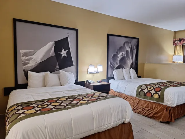 غرفة بسريرين كوين مع أريكة لذوي الإعاقة، Super 8 by Wyndham Weslaco 4/10
