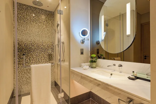 جناح بسرير كينج بإطلالة على البحر، Embassy Suites By Hilton Doha Old Town 2/3
