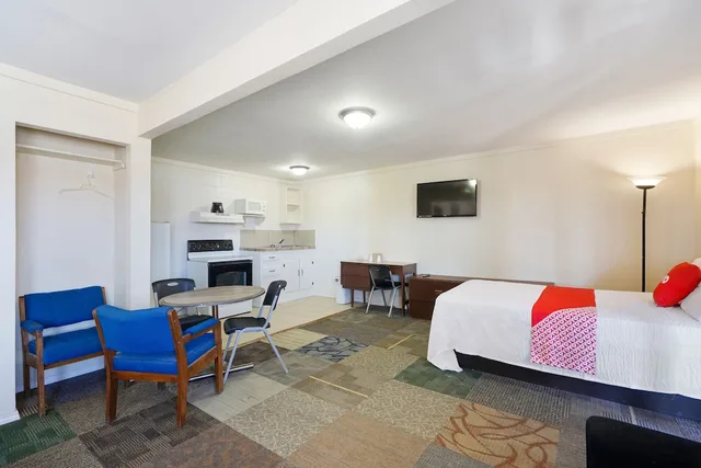 3 Full Bed with Kitchenette، OYO Alpine TX near Big Bend National Park 2/4