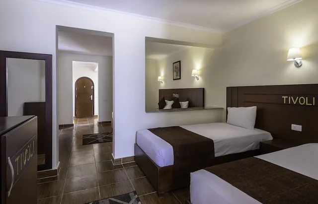 غرفة سوبيريور بثلاثة أسرّة بإطلالة على المسبح بغرفة نوم واحدة، Tivoli Hotel Aqua Park 2/5