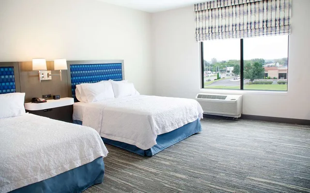 غرفة بسريرين كوين بحوض استحمام لذوي الإعاقة، Hampton Inn Lebanon 1/2