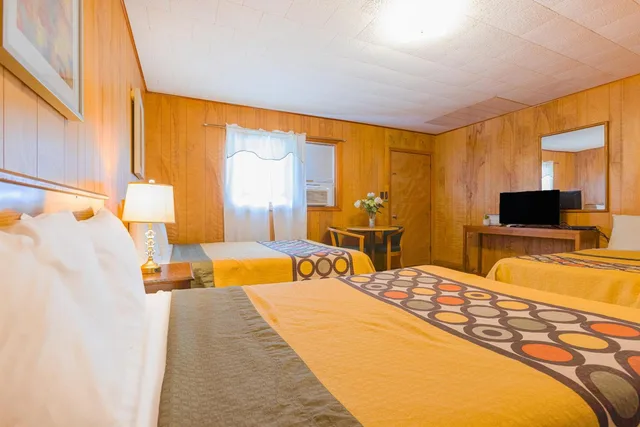 Family, 2 Queen Beds, Sofa, Kitchenette, Parkside Motel by OYO Meadville Conneaut Lake 3/4