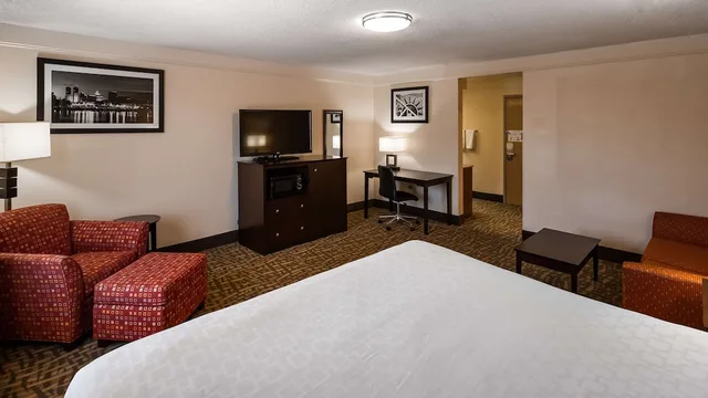 غرفة قياسية بسرير كينج مع أريكة، Best Western Plus Peoria 3/5