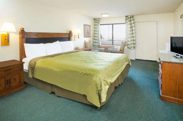 غرفة بسرير كينج للمدخنين، Travelodge by Wyndham Indio 1/1