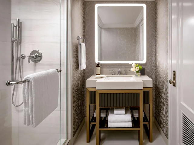 Fairmont, River, 2 Double Beds, Valley View, Bath and Shower، Fairmont Hotel Macdonald 3/4