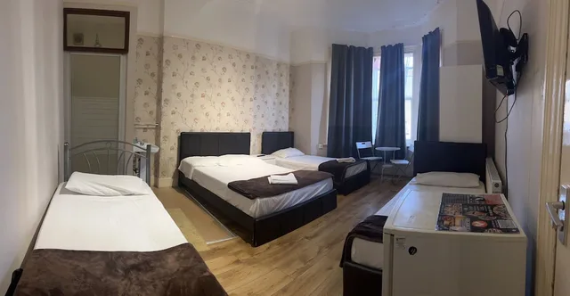 غرفة رباعية بسريرين مزدوجين بحمام مشترك، Crystal Lodge Hotel 1/3