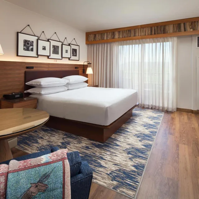 غرفة ديلوكس بسرير كينج بإطلالة على المسبح، Sheraton Wild Horse Pass Resort 2/4