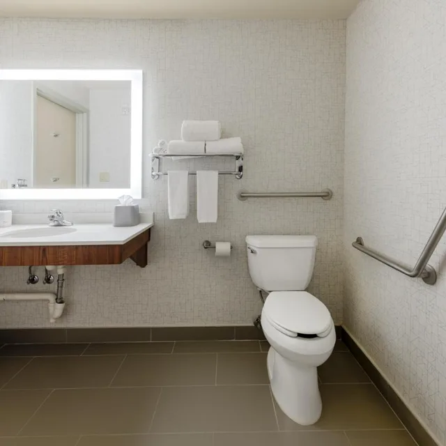 غرفة قياسية بسرير كينج وسرير كوين، Holiday Inn Express Hotel Suites Edmonton South 8/9
