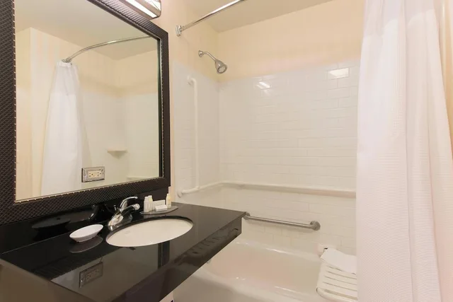 استوديو بسرير كينج مع أريكة لذوي الإعاقة، Fairfield Inn Suites Omaha Downtown 4/5